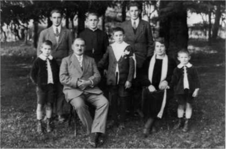 Paul est l&lsquo;aîné des trois derniers enfants de Mr et Mme RICHARD.